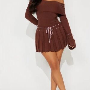 Brown Off-Shoulder Pleated Skirt
